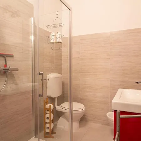Madame Apartment *